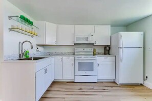 Großer Kühlschrank, Mikrowelle, Ofen, Herdplatte