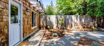 University Cottage, 2 blocks from U of O.