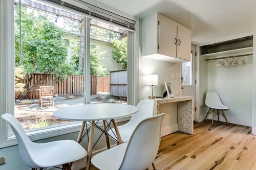 University Cottage, 2 blocks from U of O.