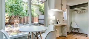 University Cottage, 2 blocks from U of O.