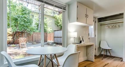 University Cottage, 2 blocks from U of O.