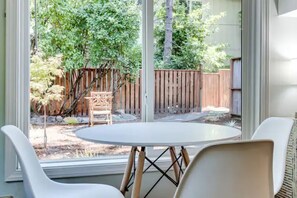 Dining - University Cottage, 2 blocks from U of O. (Eugene)
