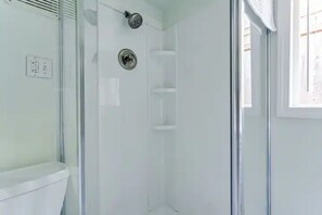 تجهيزات دش، مجففات شعر، مناشف، صابون