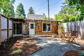Outdoor dining - University Cottage, 2 blocks from U of O. (Eugene)