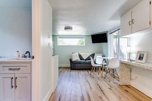 TV - University Cottage, 2 blocks from U of O. (Eugene)