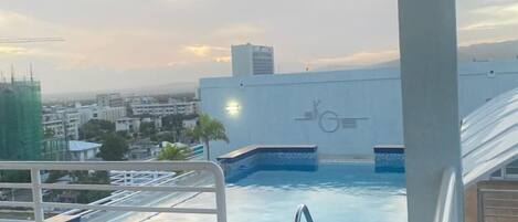 Una piscina al aire libre