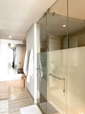 Dusche, Haartrockner, Handtücher, Seife