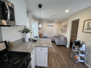 Fridge, microwave, oven, stovetop - La Casita de Whittier, private unit 1bed washer/dryer (Whittier)