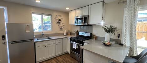 Een koelkast, een microgolfoven, een oven, een kookplaat