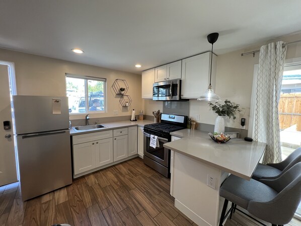 Frigorifero, microonde, forno, piano cottura