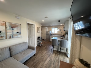 Smart TV, books - La Casita de Whittier, private unit 1bed washer/dryer (Whittier)