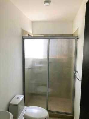Căn hộ dành cho gia đình | Phòng tắm | Buồng tắm vòi sen, khăn tắm 