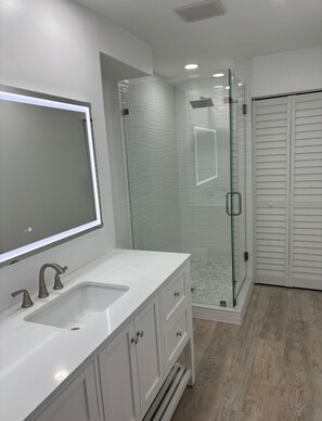 Shower, hair dryer, towels, soap - Spectacular 7th floor condo on the beach,  south east Corner unit (Jensen Beach)