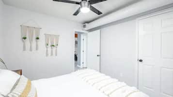 1 habitación, tabla de planchar con plancha, wifi gratis y ropa de cama