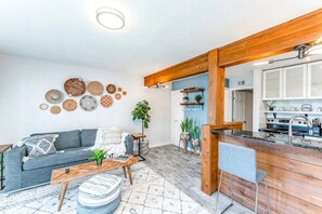 Een smart-tv en boeken