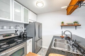 Kühlschrank, Mikrowelle, Ofen, Herdplatte