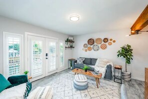 Smart TV, books - {ATX BOHO CHIC Condo} W 6th St, Pool, Walk or Ride to Downtown, Zilker, and ACL (Austin)