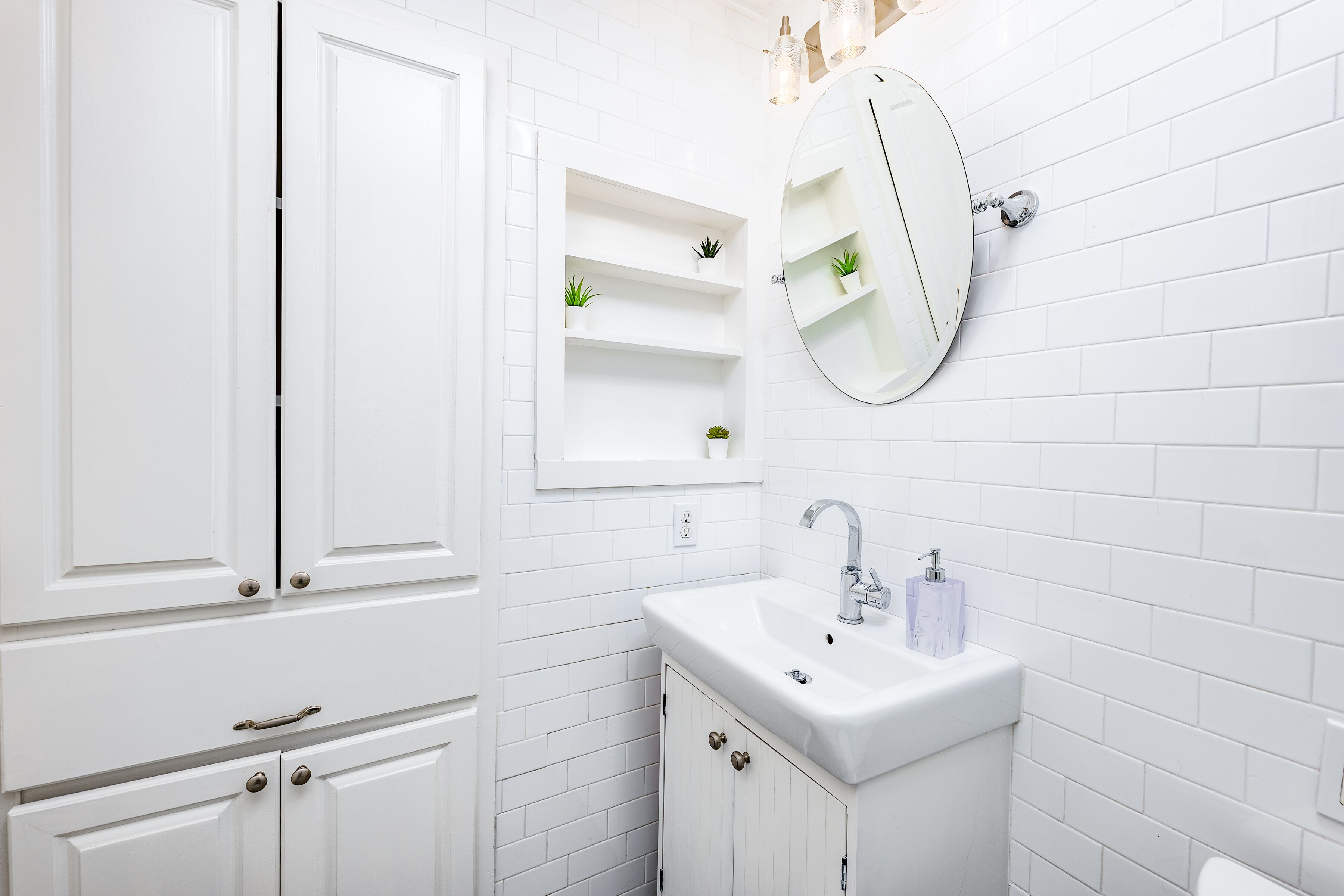 Combined shower/tub, hair dryer, towels, soap