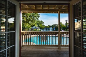 Property grounds - {ATX BOHO CHIC Condo} W 6th St, Pool, Walk or Ride to Downtown, Zilker, and ACL (Austin)