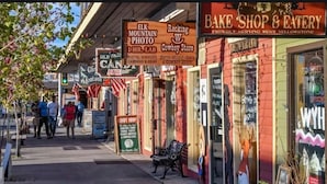 Une rue où se trouvent divers commerces, notamment une boulangerie et une confiserie.