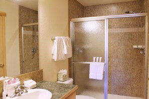 Duschwanne, Whirlpool, Haartrockner, Handtücher