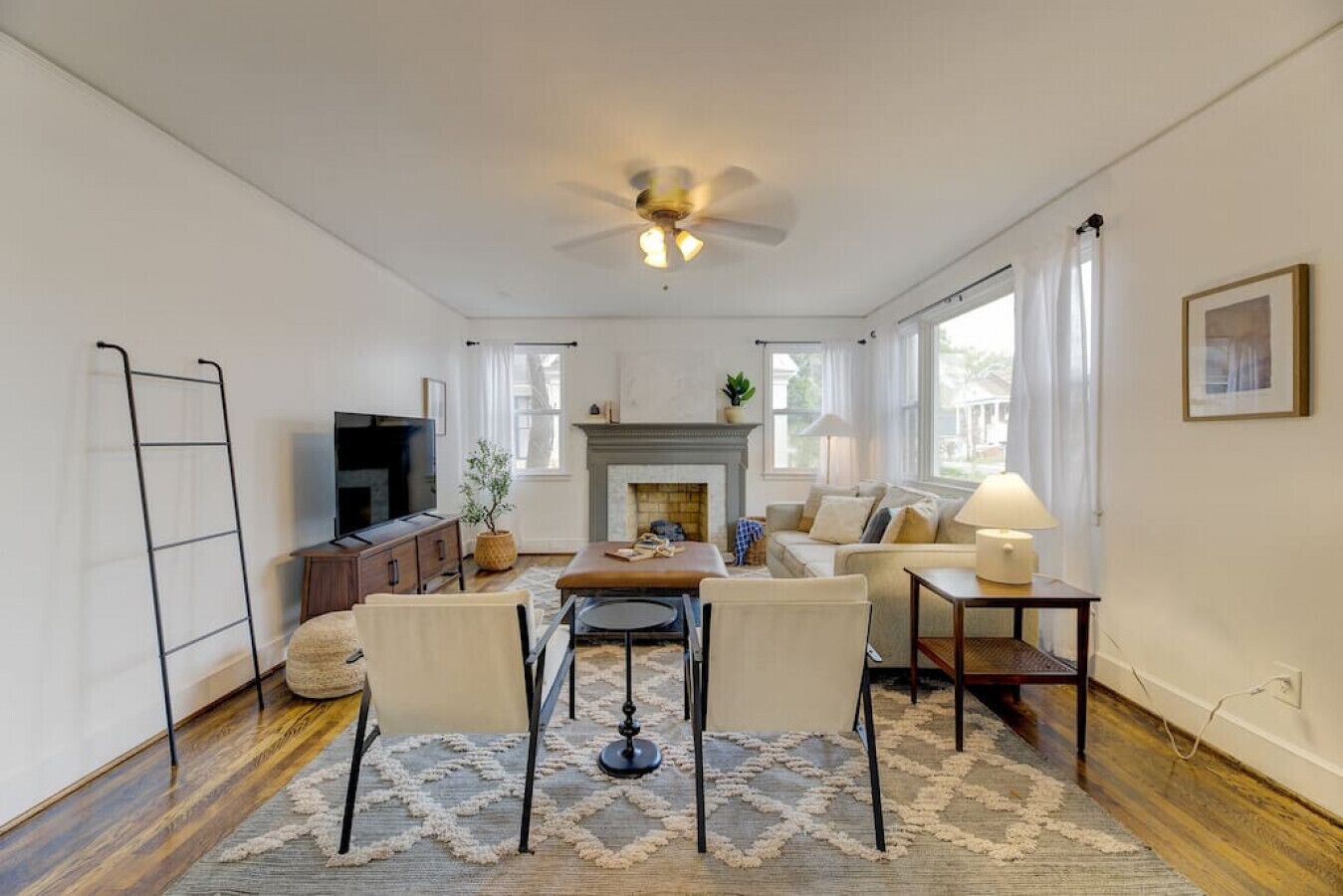 Televisión y chimenea 