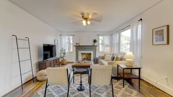 Televisión y chimenea