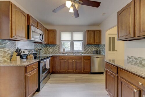 Trendy 3BR Bungalow | Mins to ZOO, USC & Ft Jacksn