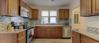 Trendy 3BR Bungalow | Mins to ZOO, USC & Ft Jacksn