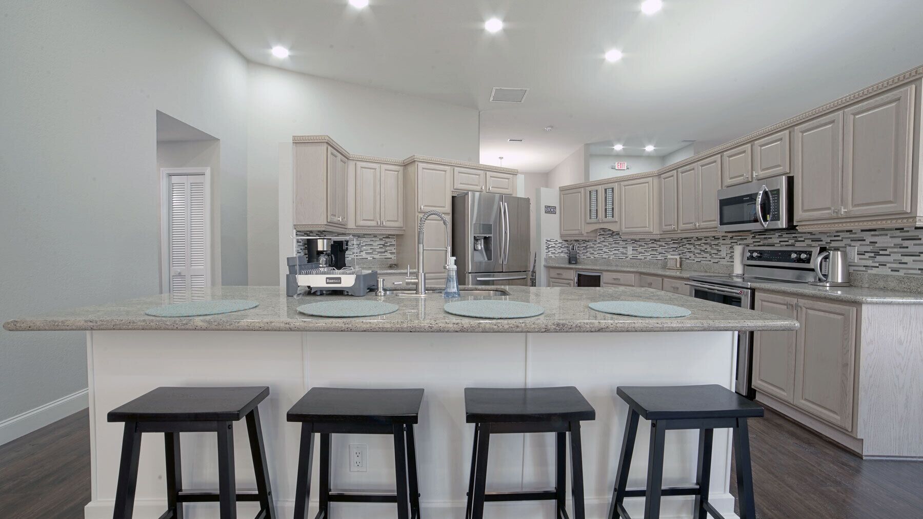 雪櫃、微波爐、焗爐、爐具