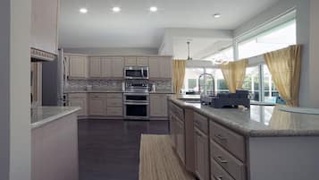 Geladeira, micro-ondas, fogão, cooktop