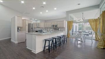 Geladeira, micro-ondas, fogão, cooktop