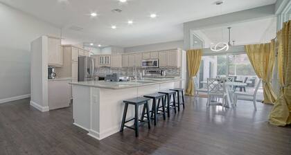 Modern House near the Downtown Heated Pool Pet Friendly Whirlpool Spa Playroom