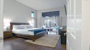 4 quartos, escrivaninha, ferros/tábuas de passar roupa, berço de viagem