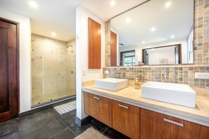 Bañera, secador de pelo, toallas, jabón