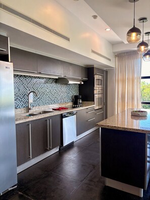 Réfrigérateur, micro-ondes, four, plaque de cuisson