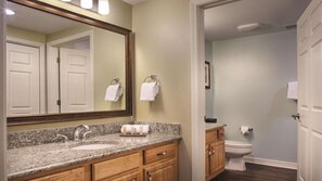 Badkar/dusch, bubbelbadkar, hårtork och handdukar