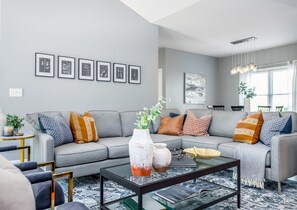 Smart TV, Netflix, Hulu, streaming services