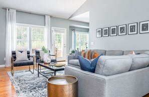 تلفزيون ذكي، برامج وأفلام نتفليكس، هولو، خدمات بث