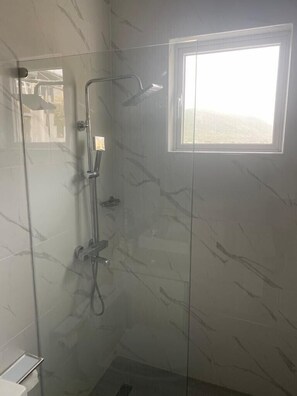 Dusche, Haartrockner, Handtücher, Toilettenpapier