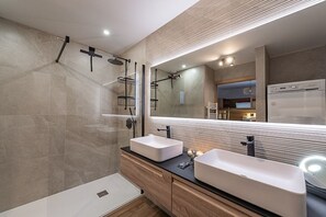 Dusche, Haartrockner, Seife, Toilettenpapier