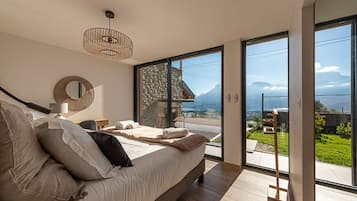 2 habitaciones, escritorio y tabla de planchar con plancha