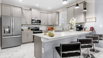 Køleskab, mikrobølgeovn, ovn, kogeplade