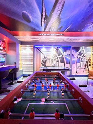 Game room - 2 MovieTheaters!Water Park,Star Wars Game Room, Frozen and Spider Man rooms (Davenport)