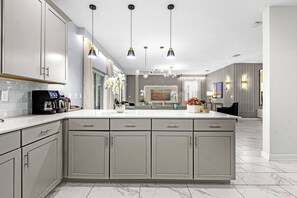 Fridge, microwave, oven, stovetop - 2 MovieTheaters!Water Park,Star Wars Game Room, Frozen and Spider Man rooms (Davenport)