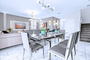 Dining - 2 MovieTheaters!Water Park,Star Wars Game Room, Frozen and Spider Man rooms (Davenport)