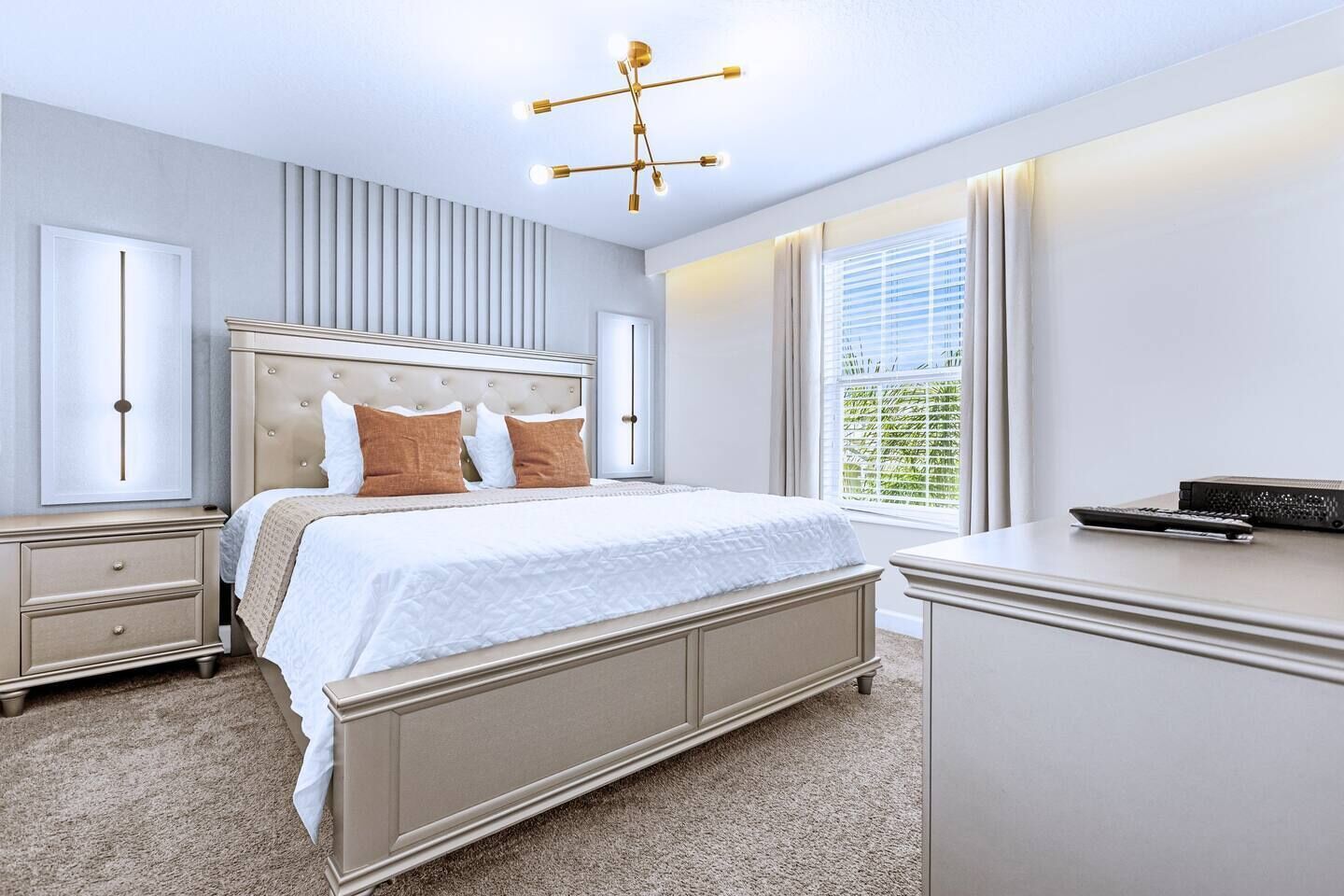 6 habitaciones, escritorio y tabla de planchar con plancha 