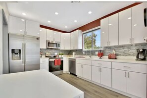 Fridge, microwave, oven, stovetop - 8 ppl/Close to Wynwood/Gated home (Miami)