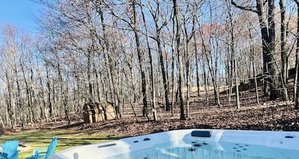 5 BDR Poconos Villa ~ Large Hot Tub ~ Game Room ~ Privacy