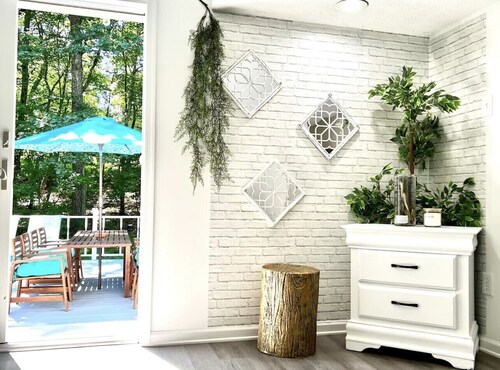 5 BDR Poconos Villa ~ Large Hot Tub ~ Game Room ~ Privacy